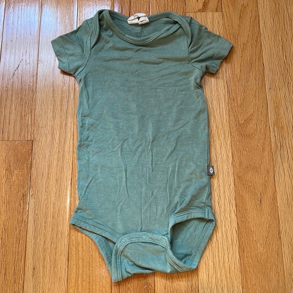 Kyte baby matcha green body suit 3-6 months